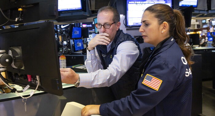 Wall Street apre in calo, Dj -0,56%, Nasdaq -0,28%