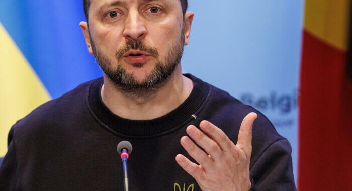 Zelensky, nella notte attaccati civili e infrastrutture