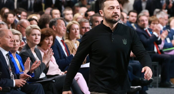 Zelensky, noi dobbiamo vincere questa guerra