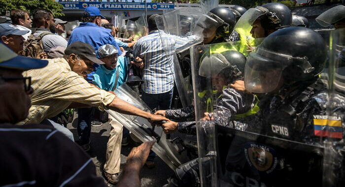 A Caracas scoppiano proteste contro la vittoria di Maduro