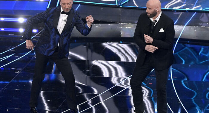 Agcom, a Sanremo 2024 pubblicità occulta scarpe Travolta