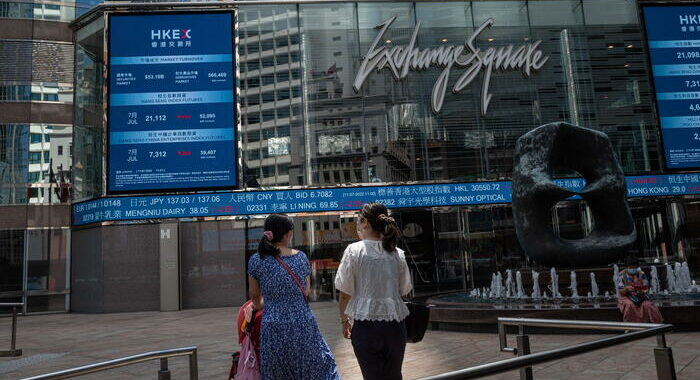 Borsa: Hong Kong negativa, apre a -0,59%