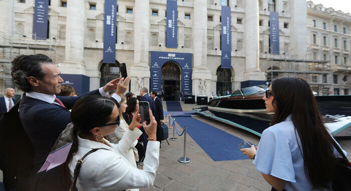 Borsa: Milano apre in calo, -0,3%