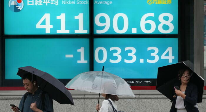 Borsa:Nikkei a Tokyo scivola di oltre il 2% dopo calo a Ny