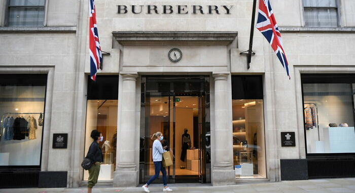 Burberry, primo trimestre deludente, sospende i dividendi