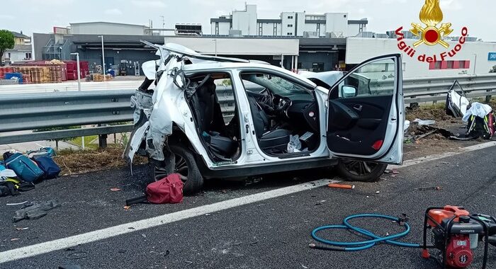 Coda 10 km in A1 per incidente, automobilisti rifocillati acqua