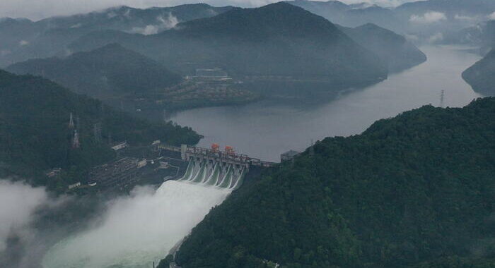 Crolla un ponte in Cina, oltre 30 dispersi e 11 morti accertati