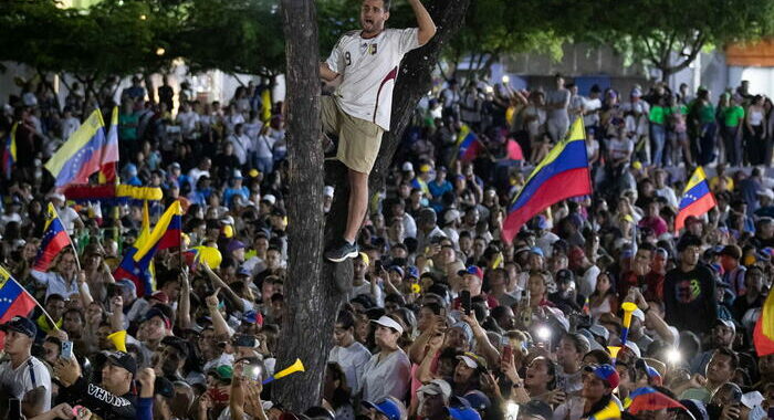 Elezioni in Venezuela, lunghe fila prima dell’apertura dei seggi