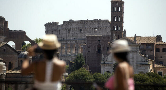 Flussi turistici in aumento ad agosto ma pesa l’inflazione