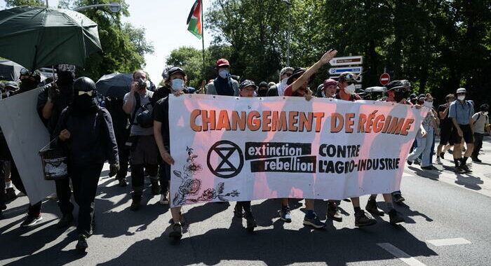 Francia, scontri a La Rochelle a manifestazione anti-bacini