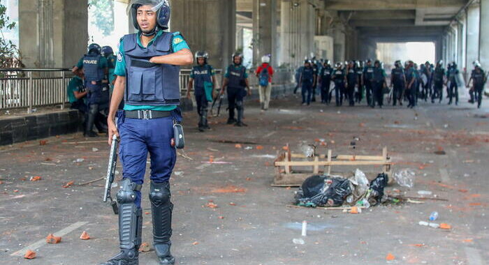 In Bangladesh la polizia spara sui manifestanti