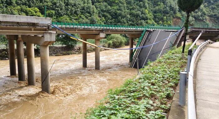 In Cina crolla un ponte per il maltempo, 12 morti