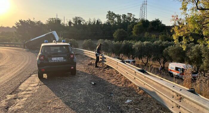 In fuga dai carabinieri finiscono fuori strada, un morto