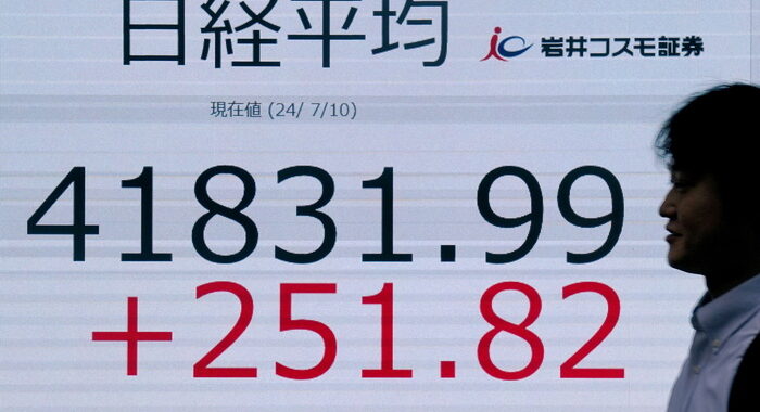 La Borsa di Tokyo +0,94%, la prima volta sopra quota 42mila