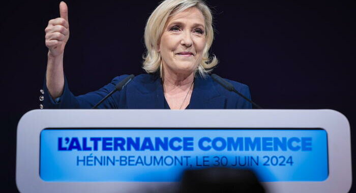 Le Pen annuncia, ‘il governo è pronto’. Ma lei non ci sarà