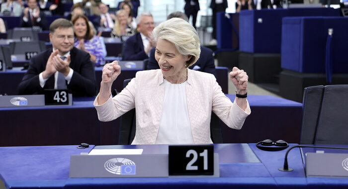 Lungo applauso in Aula per von der Leyen,membri Fdi seduti