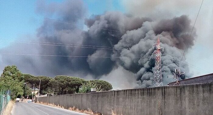 Maxi rogo a Roma: Protezione Civile, ‘tenere le finestre chiuse’