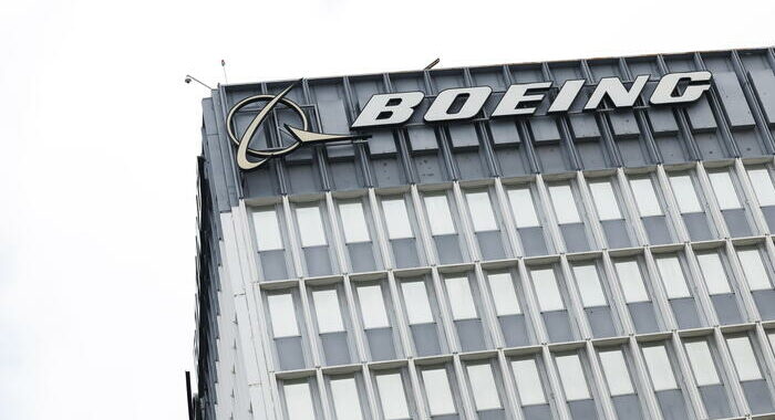 Per Boeing perdite trimestre sopra le attese, calano ricavi