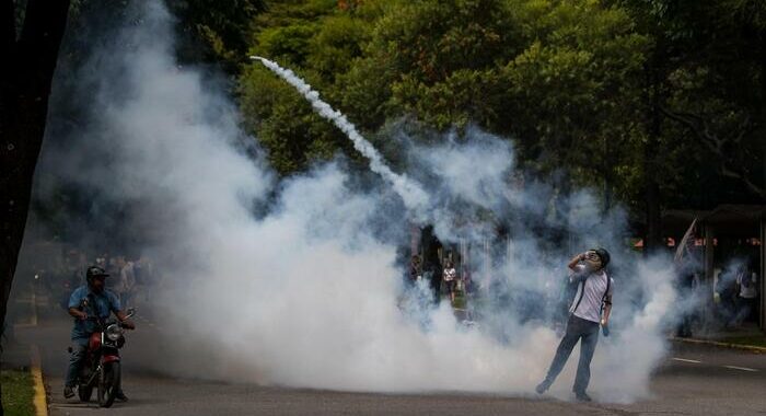 Scontri tra polizia e manifestanti a Caracas