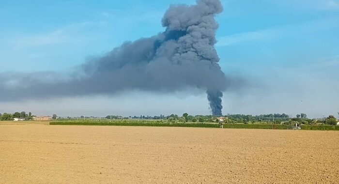 Scoppio e fiamme in azienda di plastica, 2 feriti gravi