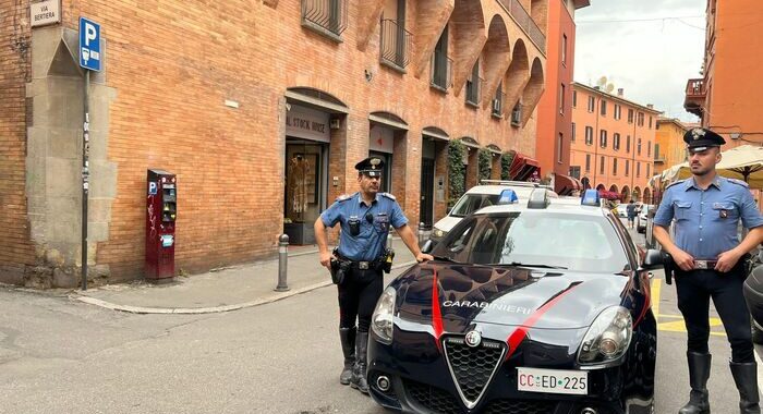 Sequestrata e violentata da tre uomini a Bologna, arrestati