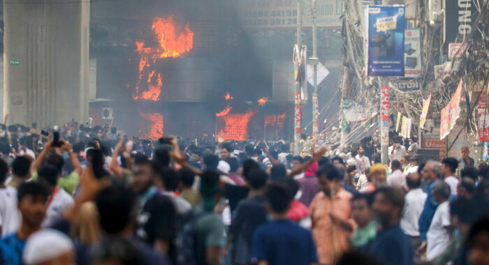 Studenti assaltano carcere in Bangladesh, centinaia liberi