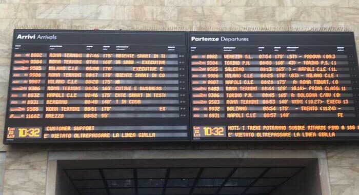 Treni, ritardi fino a 2 ore a Firenze per persone sui binari