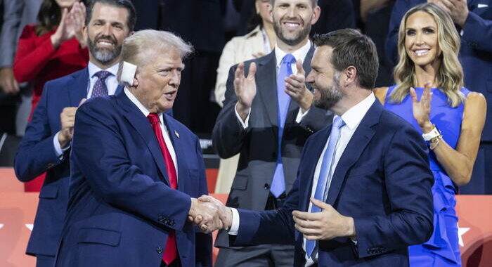 Trump alla convention repubblicana, l’orecchio destro fasciato