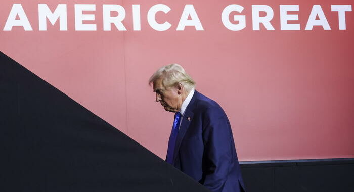 Trump ricompare alla convention Gop e sale sul palco