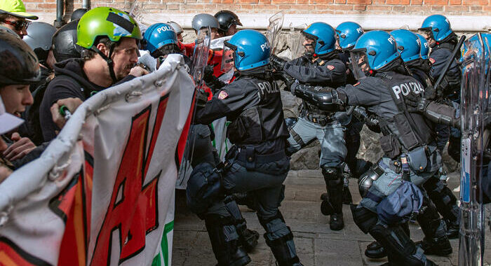 Ue, ‘attacchi e violenze riducono spazio civico in Italia’