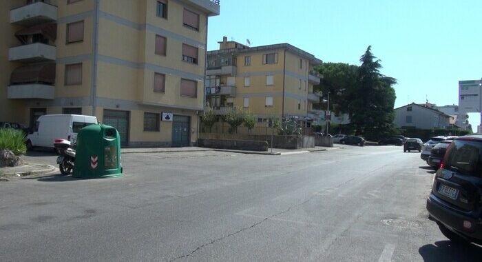 19enne trovato morto in strada a Prato, ipotesi caduto dall’alto