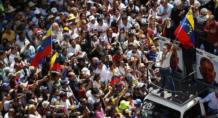 A un mese dal voto in Venezuela, l’opposizione torna in piazza