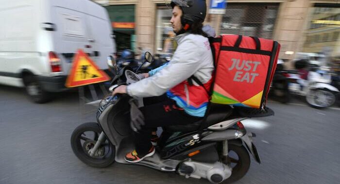 Algoritmo sanziona i rider per low performance, protesta la Cgil