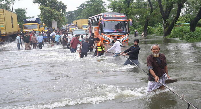 Alluvioni Bangladesh, 4,5 mln persone colpite e 13 morti