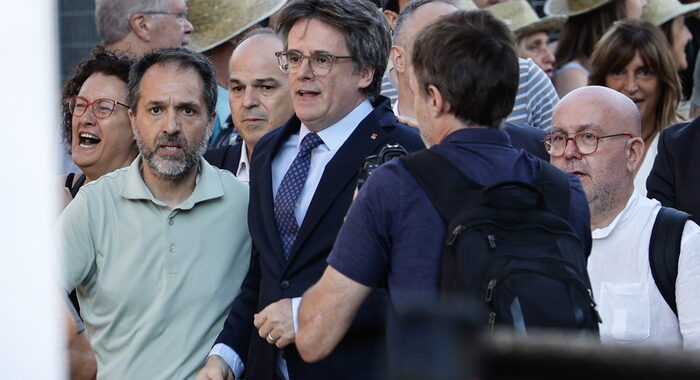 Arrestato un agente per aver aiutato Puigdemont a fuggire
