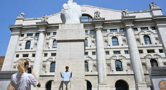 Borsa: Milano accelera (+0,4%), in luce Tim, Bper e Stellantis