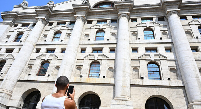 Borsa: Milano apre incerta, Ftse Mib -0,02%