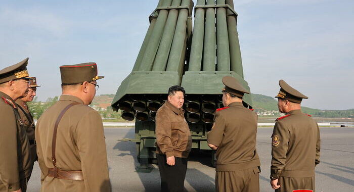 Corea Nord, Kim Jong Un supervisiona test lanciarazzi multiplo