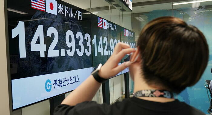 Crolla Borsa a Tokyo, la maggior flessione di sempre (-12,4%)