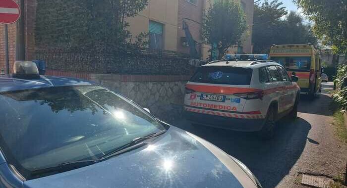 Donna morta per sparo partito da arma in mano a familiari