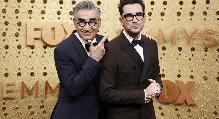 Eugene e Daniel Levy condurranno gli Emmy