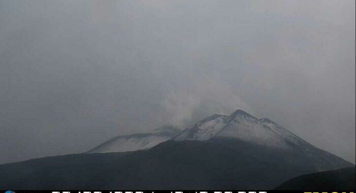 Freddo e neve sulla vetta dell’Etna, ma a Catania fa 30 gradi