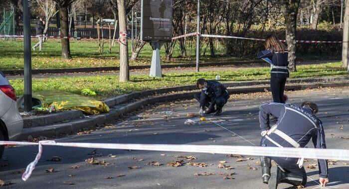 Furgone travolge 4 persone sul marciapiede, un morto