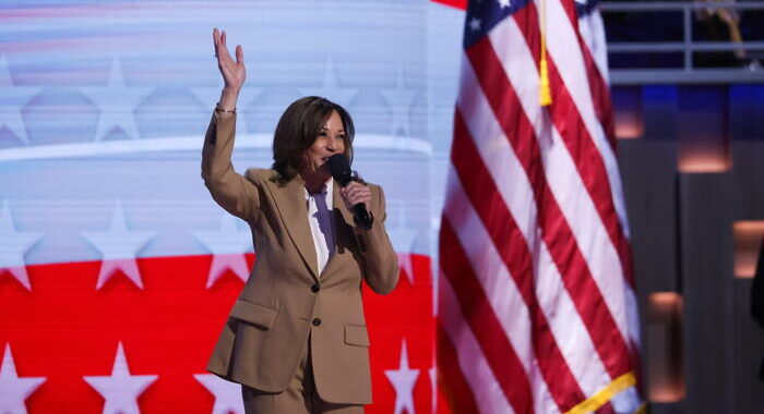 Harris a sorpresa sul palco di Chicago, grati per sempre a Biden