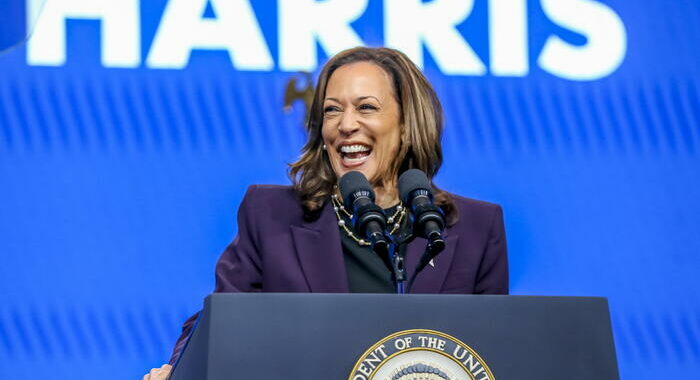 Harris avanti a Trump, +1%. Stati in bilico, testa a testa