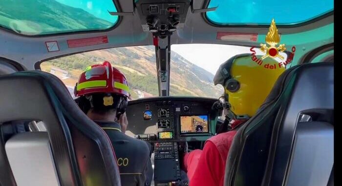 Incendi boschivi, oggi 24 richieste d’intervento aereo