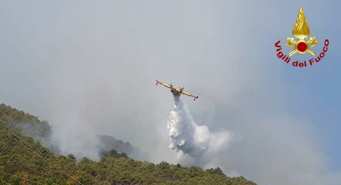 Incendi boschivi, oggi 25 richieste d’intervento aereo