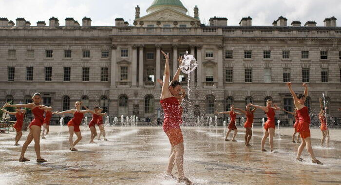 Incendio a Somerset House a Londra, 100 pompieri sul posto