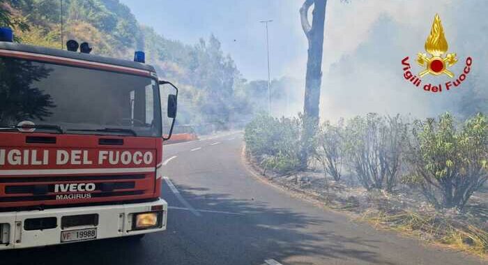 Incendio vicino al Gra, evacuato parco acquatico a Roma