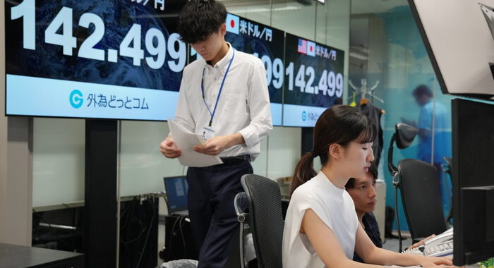 La Borsa di Tokyo chiude in netto rialzo del 10,2%